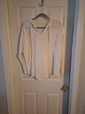 Lou & Grey Cream V-Neck Pullover Hoodie M